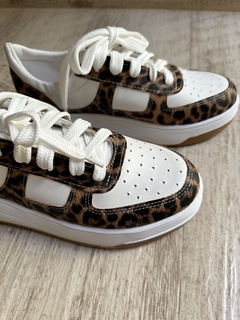 Zapatillas blancas con detalles animal print