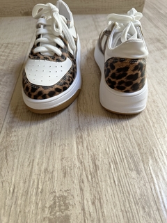 Zapatillas blancas con detalles animal print en internet