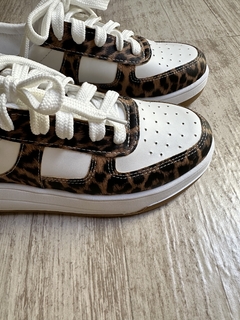 Zapatillas blancas con detalles animal print - comprar online