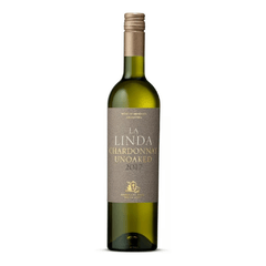 Botella con fondo blanco de vino La Linda Chardonnay