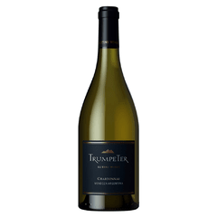 Botella con fondo blanco de vino Trumpeter Chardonnay