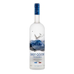 Botella con fondo blanco de vodka Grey Goose 750cm3