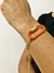 Pulseira dourada com fivela laranja - comprar online