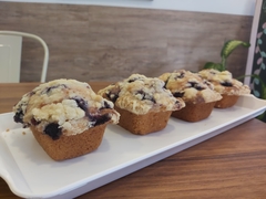 Mini budín de banana y arándanos