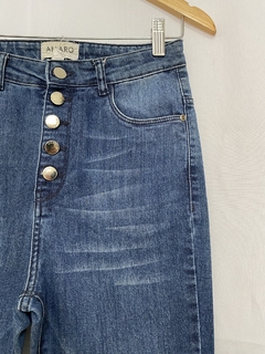 CALÇA JEANS BOTÕES SUPER ALTA SKINNY AMARO (38) - comprar online