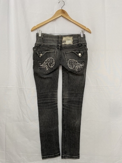 CALÇA JEANS SKINNY CINTURA BAIXA (38) - Pimenta Cereja Brechó