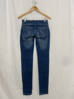 CALÇA JEANS SKINNY CINTURA BAIXA (38) - Pimenta Cereja Brechó