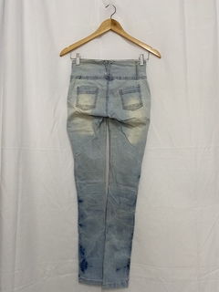 CALÇA JEANS SKINNY DESTROYED (34) - Pimenta Cereja Brechó