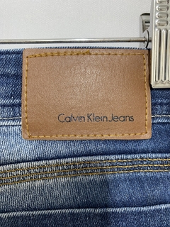 CALÇA JEANS SKINNY CALVIN KLEIN (38) - loja online