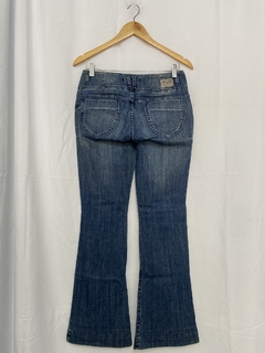 CALÇA JEANS FLARE EQUUS (38) - Pimenta Cereja Brechó