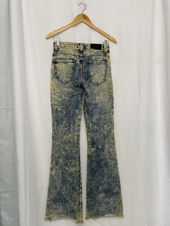 CALÇA JEANS FLARE MANCHADA (38) - Pimenta Cereja Brechó