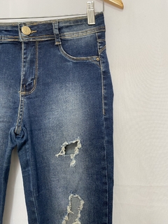 CALÇA JEANS SKINNY DESTROYED (38) - comprar online