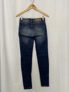 CALÇA JEANS SKINNY DESTROYED (38) - Pimenta Cereja Brechó