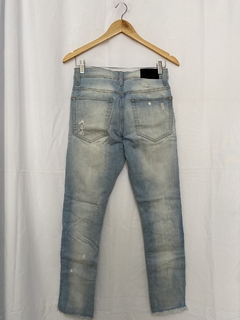 CALÇA JEANS SKINNY DESTROYED (36) - Pimenta Cereja Brechó