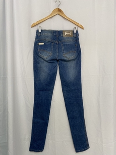 CALÇA JEANS SKINNY DESTROYED (38) - Pimenta Cereja Brechó