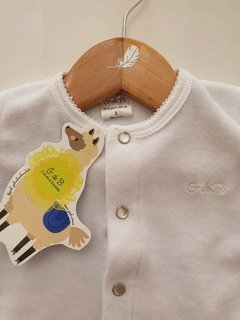 Saquito básico de plush, con broches perlados - comprar online