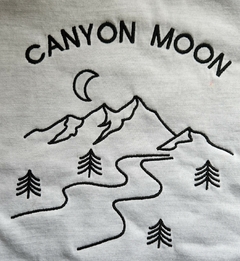 Remera bordada Canyon Moon en internet