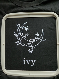 Remera bordada ivy - The Inzil Shop