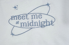 Remera bordada Meet me at Midnight - The Inzil Shop