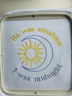 Remera bordada He was sunshine, I was midnight en internet