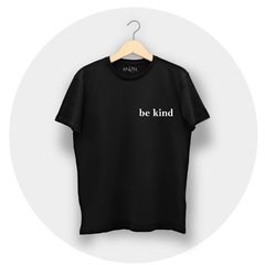 Remera Be Kind en internet