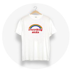 Remera Everything Sucks en internet