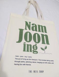 Namjooning Tote Bag en internet