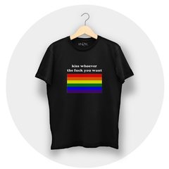 Remera Kiss Whoever The Fuck You Want en internet