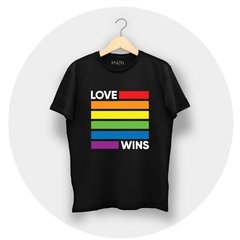 Remera Love Wins en internet