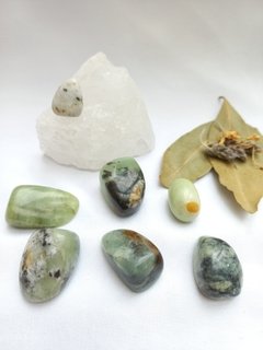 Jade verde con inclusiones