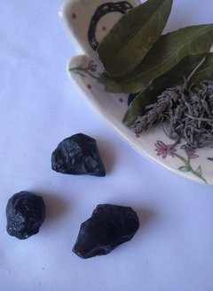 Obsidiana negra en bruto