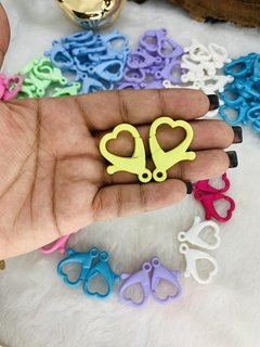 Fecho/lagosta Coração. Tam: 3,5cm. Cores branco, verde água, azul turqueza, rosa bebê, amarelo claro, azul bebê, lílas, rosa pink unidade ou Pct - loja online