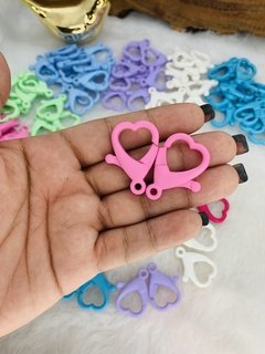 Fecho/lagosta Coração. Tam: 3,5cm. Cores branco, verde água, azul turqueza, rosa bebê, amarelo claro, azul bebê, lílas, rosa pink unidade ou Pct - comprar online