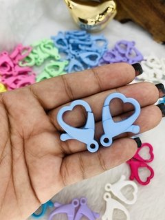 Fecho/lagosta Coração. Tam: 3,5cm. Cores branco, verde água, azul turqueza, rosa bebê, amarelo claro, azul bebê, lílas, rosa pink unidade ou Pct - comprar online