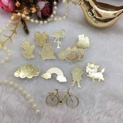 Aplique de acrílico 2cm. Formato Minie, mulher maravilha, galinha pintadinha, gatinha marry, nuvem, arco iris, bicicleta, flamingo - comprar online