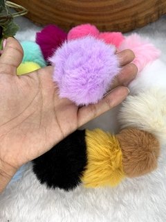 Pompom peludo fofo Médio 5cm cor nude, Pink, branco, amarelo queimado, Pink neon, rosa bebê, verde água, amarelo bebe, lilás, azul bebê, preto, bege, branco - comprar online