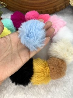 Pompom peludo fofo Médio 5cm cor nude, Pink, branco, amarelo queimado, Pink neon, rosa bebê, verde água, amarelo bebe, lilás, azul bebê, preto, bege, branco na internet