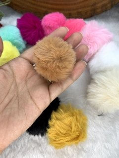 Imagem do Pompom peludo fofo Médio 5cm cor nude, Pink, branco, amarelo queimado, Pink neon, rosa bebê, verde água, amarelo bebe, lilás, azul bebê, preto, bege, branco