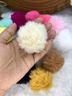 Pompom peludo fofo Médio 5cm cor nude, Pink, branco, amarelo queimado, Pink neon, rosa bebê, verde água, amarelo bebe, lilás, azul bebê, preto, bege, branco - comprar online