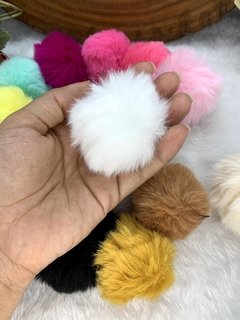 Pompom peludo fofo Médio 5cm cor nude, Pink, branco, amarelo queimado, Pink neon, rosa bebê, verde água, amarelo bebe, lilás, azul bebê, preto, bege, branco na internet