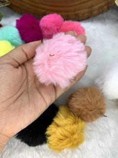 Pompom peludo fofo Médio 5cm cor nude, Pink, branco, amarelo queimado, Pink neon, rosa bebê, verde água, amarelo bebe, lilás, azul bebê, preto, bege, branco - Helô Tecidos e Armarinho