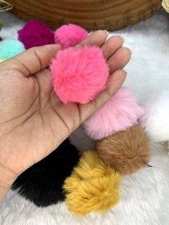 Pompom peludo fofo Médio 5cm cor nude, Pink, branco, amarelo queimado, Pink neon, rosa bebê, verde água, amarelo bebe, lilás, azul bebê, preto, bege, branco - loja online