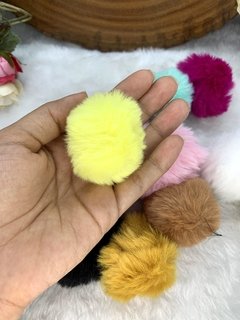 Pompom peludo fofo Médio 5cm cor nude, Pink, branco, amarelo queimado, Pink neon, rosa bebê, verde água, amarelo bebe, lilás, azul bebê, preto, bege, branco - comprar online