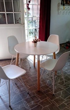 COMBO Mesa Redonda Eames + 4 Sillas Amalfi