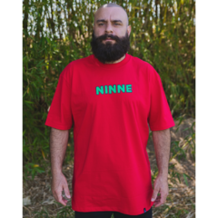 CAMISETA STREETWEAR NINNE VERMELHO na internet