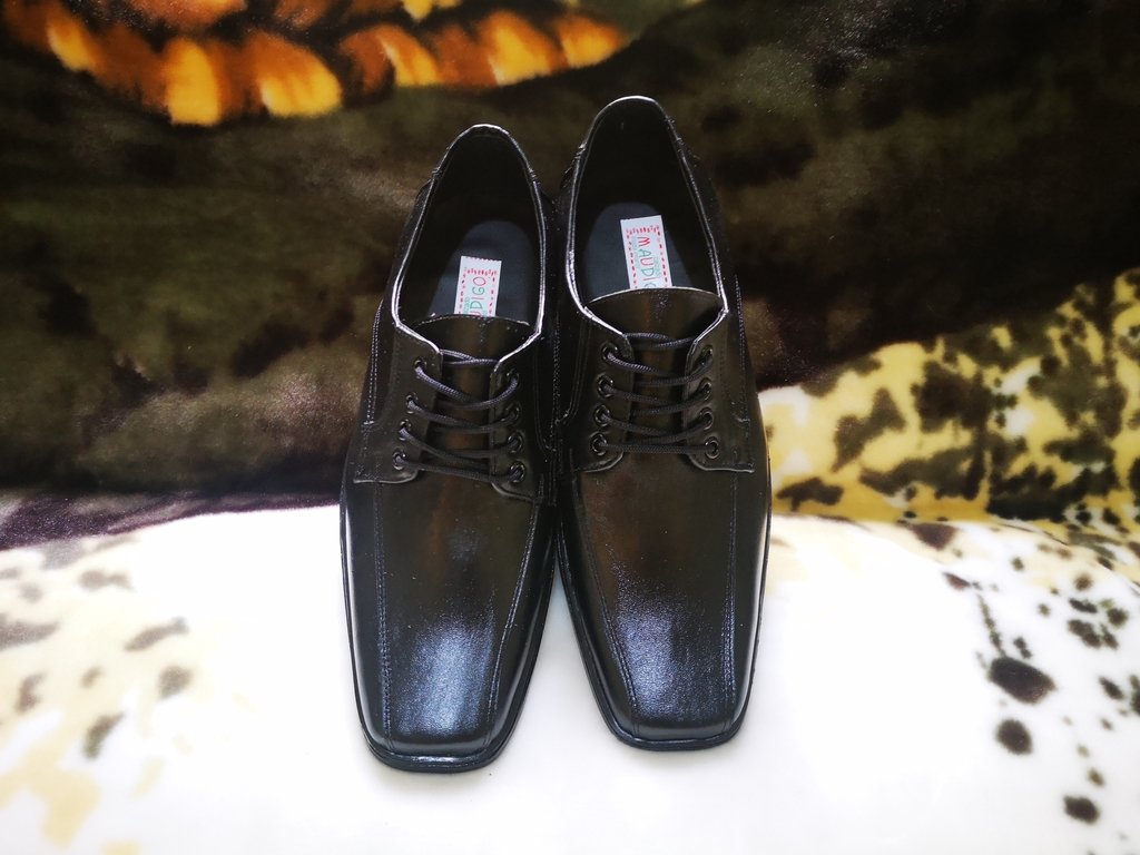 Zapatos elegantes negros en cuero para hombre