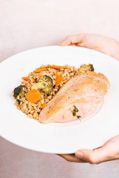 Salteado de vegetales y cebada perlada, pollo asado con tomillo. en internet