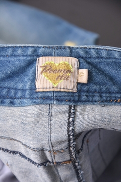 Calça jeans flare bordada