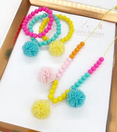 KIT PULSEIRAS + COLAR DE POMPOM