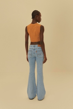 calça jeans flare Farm na internet